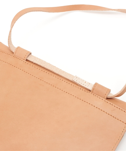 SLY（スライ）の「LEATHER HALF CIRCLE BELT PACK（ショルダーバッグ・レディース・ライトベージュ/ブラック・FREE）」の4枚目の写真