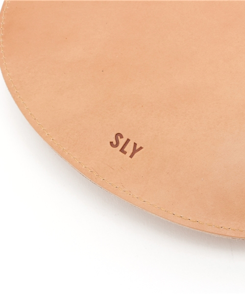 SLY（スライ）の「LEATHER HALF CIRCLE BELT PACK（ショルダーバッグ・レディース・ライトベージュ/ブラック・FREE）」の5枚目の写真