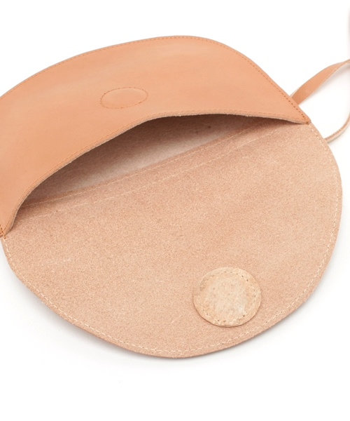 SLY（スライ）の「LEATHER HALF CIRCLE BELT PACK（ショルダーバッグ・レディース・ライトベージュ/ブラック・FREE）」の7枚目の写真