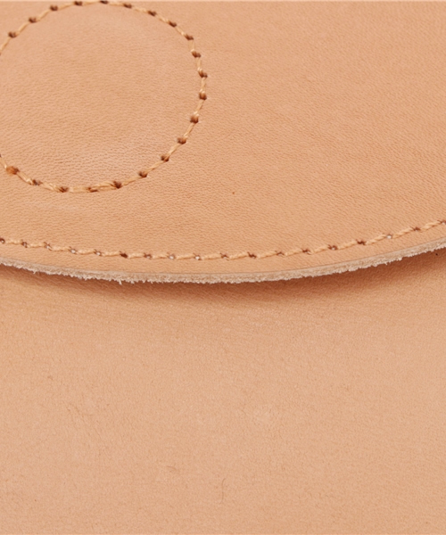 SLY（スライ）の「LEATHER HALF CIRCLE BELT PACK（ショルダーバッグ・レディース・ライトベージュ/ブラック・FREE）」の8枚目の写真