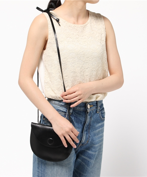 SLY（スライ）の「LEATHER HALF CIRCLE BELT PACK（ショルダーバッグ・レディース・ライトベージュ/ブラック・FREE）」の10枚目の写真