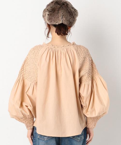 Another Edition（アナザーエディション）の「KIIRAスモッキングロングスリーブブラウス/KiiRA SMOCKING LSL BL（シャツ/ブラウス・レディース・ベージュ/ネイビー・FREE）」の3枚目の写真