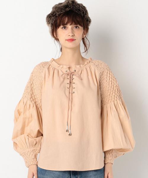 Another Edition（アナザーエディション）の「KIIRAスモッキングロングスリーブブラウス/KiiRA SMOCKING LSL BL（シャツ/ブラウス・レディース・ベージュ/ネイビー・FREE）」の4枚目の写真