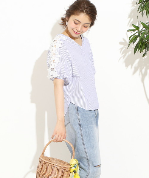natural couture（ナチュラルクチュール）の「袖透かしレースBL（シャツ/ブラウス・レディース・レッド/ストライプ/アイボリー/ブラック・FREE）」の4枚目の写真
