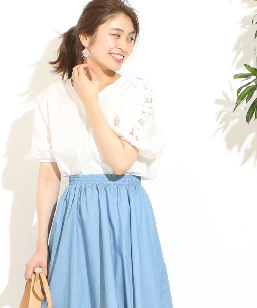 natural couture（ナチュラルクチュール）の「袖透かしレースBL（シャツ/ブラウス・レディース・レッド/ストライプ/アイボリー/ブラック・FREE）」の2枚目の写真