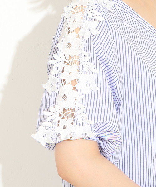 natural couture（ナチュラルクチュール）の「袖透かしレースBL（シャツ/ブラウス・レディース・レッド/ストライプ/アイボリー/ブラック・FREE）」の10枚目の写真