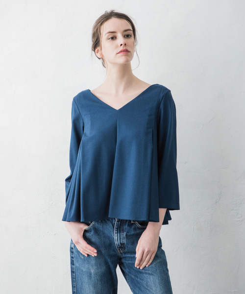 Emma Taylor（エマテイラー）の「タックフレアプルオーバー（シャツ/ブラウス・レディース・ブラック/ブルー/キャメル/グレー・FREE）」の4枚目の写真