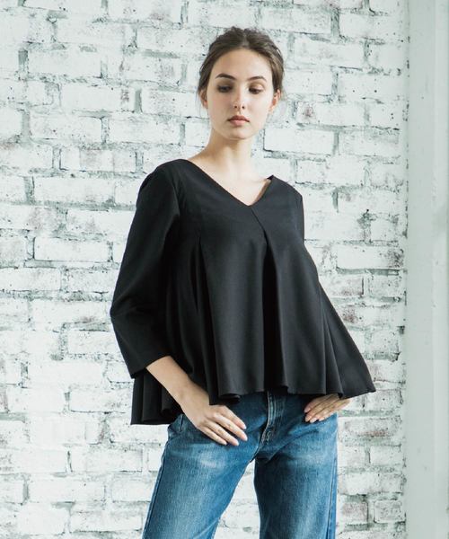 Emma Taylor（エマテイラー）の「タックフレアプルオーバー（シャツ/ブラウス・レディース・ブラック/ブルー/キャメル/グレー・FREE）」の2枚目の写真