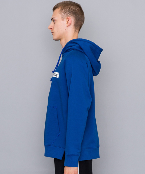 WHITE MOUNTAINEERING（ホワイトマウンテニアリング）の「【White Mountaineering】WM LOGO PRINTED HOODIE（パーカー・メンズ・ブラック/レッド/ブルー/グリーン・1/2/3）」の6枚目の写真