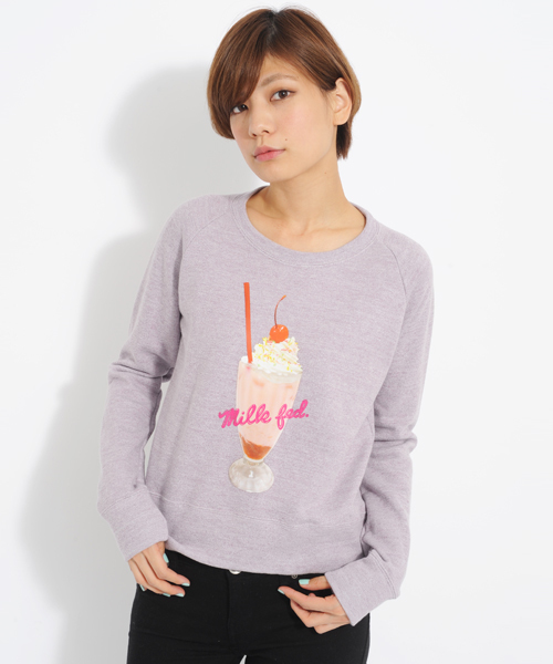 MILKFED.(ミルクフェド)の「SWEAT CREW TOP STRAWBERRY SHAKE(スウェット・レディース・チャコールグレー/ライトパープル/ライトグリーン・MEDIUM/SMALL)」の3枚目の写真