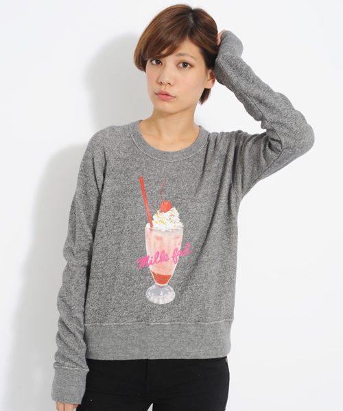 MILKFED.(ミルクフェド)の「SWEAT CREW TOP STRAWBERRY SHAKE(スウェット・レディース・チャコールグレー/ライトパープル/ライトグリーン・MEDIUM/SMALL)」の1枚目の写真