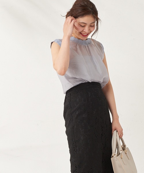 natural couture(ナチュラルクチュール)の「ほんのりシアーエアリープルオーバー(シャツ/ブラウス・レディース・ブラック/サックスブルー/オレンジ/アイボリー・FREE)」の4枚目の写真