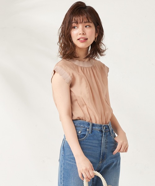 natural couture(ナチュラルクチュール)の「ほんのりシアーエアリープルオーバー(シャツ/ブラウス・レディース・ブラック/サックスブルー/オレンジ/アイボリー・FREE)」の1枚目の写真