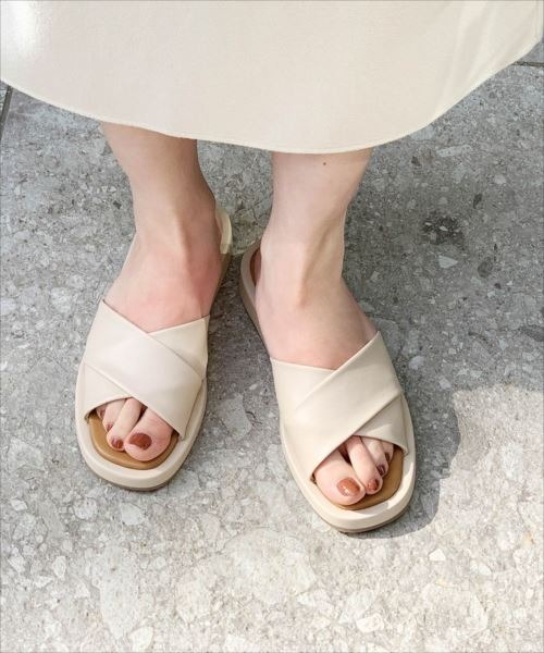 ADAM ET ROPE'(アダムエロペ)の「プラットフォームサンダル(サンダル・レディース・ブラック/ベージュ・36/37/38)」の2枚目の写真