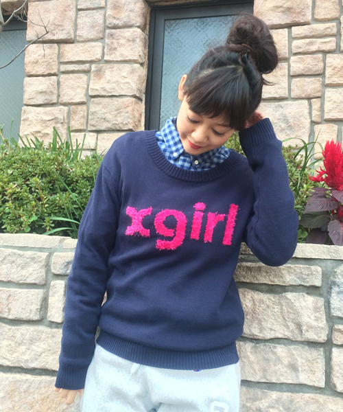 X-girl（エックスガール）の「ROUND LOGO KNIT TOP（ニット/セーター・レディース・ブラック/アッシュ/ネイビー・2/1）」の3枚目の写真