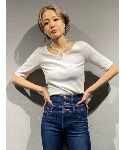 EMODA(エモダ)の「2WAYカッティングトップ(Tシャツ/カットソー・レディース・ホワイト/ブラック/ミント/ブラウン・FREE)」の1枚目の写真