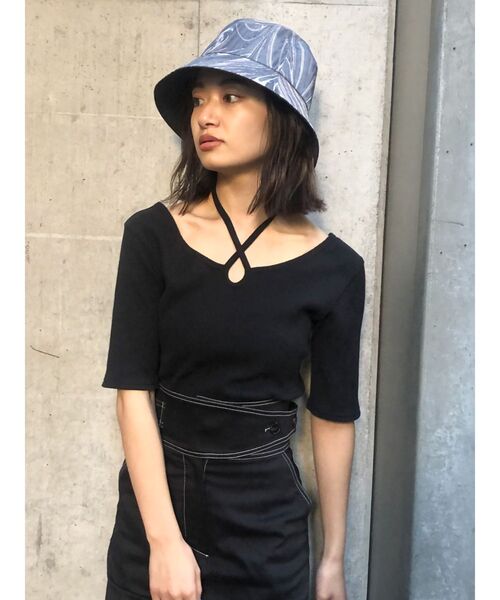 EMODA(エモダ)の「2WAYカッティングトップ(Tシャツ/カットソー・レディース・ホワイト/ブラック/ミント/ブラウン・FREE)」の2枚目の写真