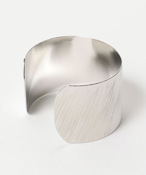 B:MING by BEAMS(ビーミングバイビームス)の「B:MING by BEAMS / ワイド メタル バングル(バングル/リストバンド・レディース・シルバー/ゴールド・ONE SIZE)」の3枚目の写真