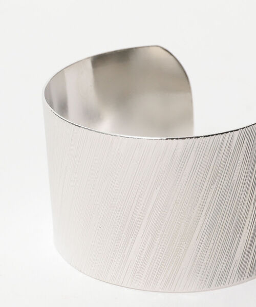 B:MING by BEAMS(ビーミングバイビームス)の「B:MING by BEAMS / ワイド メタル バングル(バングル/リストバンド・レディース・シルバー/ゴールド・ONE SIZE)」の4枚目の写真