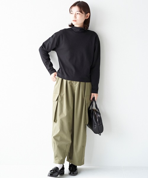 haco!（ハコ）の「どんなボトムスもインせずに今っぽコーデが決まる！好バランスに仕上げた短め丈ハイネックトップス（Tシャツ/カットソー・レディース・ライトベージュ/ブラック/オフホワイト・MEDIUM/X-LARGE/SMALL/LARGE）」の5枚目の写真