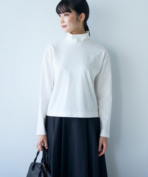 haco!（ハコ）の「どんなボトムスもインせずに今っぽコーデが決まる！好バランスに仕上げた短め丈ハイネックトップス（Tシャツ/カットソー・レディース・ライトベージュ/ブラック/オフホワイト・MEDIUM/X-LARGE/SMALL/LARGE）」の9枚目の写真