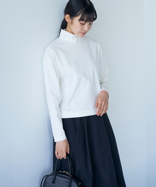 haco!（ハコ）の「どんなボトムスもインせずに今っぽコーデが決まる！好バランスに仕上げた短め丈ハイネックトップス（Tシャツ/カットソー・レディース・ライトベージュ/ブラック/オフホワイト・MEDIUM/X-LARGE/SMALL/LARGE）」の11枚目の写真