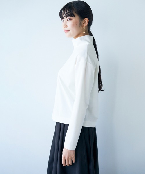 haco!（ハコ）の「どんなボトムスもインせずに今っぽコーデが決まる！好バランスに仕上げた短め丈ハイネックトップス（Tシャツ/カットソー・レディース・ライトベージュ/ブラック/オフホワイト・MEDIUM/X-LARGE/SMALL/LARGE）」の12枚目の写真