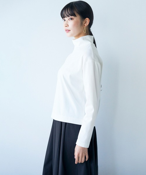 haco!（ハコ）の「どんなボトムスもインせずに今っぽコーデが決まる！好バランスに仕上げた短め丈ハイネックトップス（Tシャツ/カットソー・レディース・ライトベージュ/ブラック/オフホワイト・MEDIUM/X-LARGE/SMALL/LARGE）」の13枚目の写真