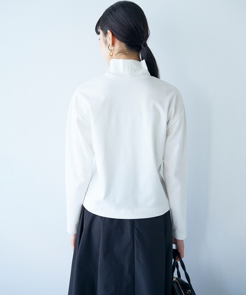 haco!（ハコ）の「どんなボトムスもインせずに今っぽコーデが決まる！好バランスに仕上げた短め丈ハイネックトップス（Tシャツ/カットソー・レディース・ライトベージュ/ブラック/オフホワイト・MEDIUM/X-LARGE/SMALL/LARGE）」の14枚目の写真