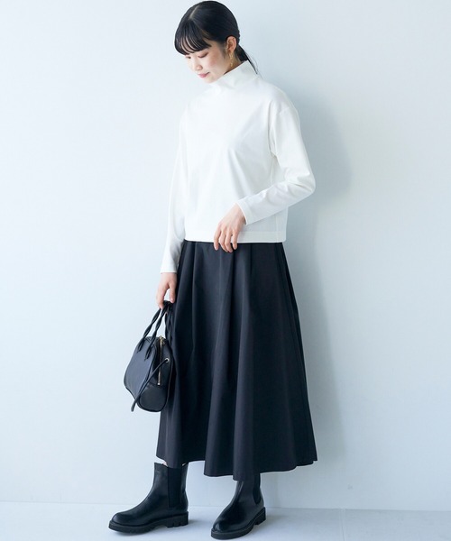 haco!（ハコ）の「どんなボトムスもインせずに今っぽコーデが決まる！好バランスに仕上げた短め丈ハイネックトップス（Tシャツ/カットソー・レディース・ライトベージュ/ブラック/オフホワイト・MEDIUM/X-LARGE/SMALL/LARGE）」の4枚目の写真