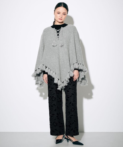 GRACE CONTINENTAL（グレースコンチネンタル）の「フリンジ畦ニットポンチョ（ポンチョ・レディース・グレー/キナリ・FREE）」の5枚目の写真