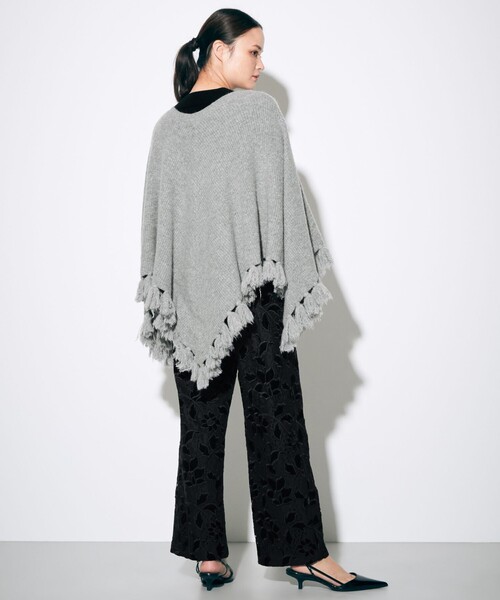 GRACE CONTINENTAL（グレースコンチネンタル）の「フリンジ畦ニットポンチョ（ポンチョ・レディース・グレー/キナリ・FREE）」の7枚目の写真