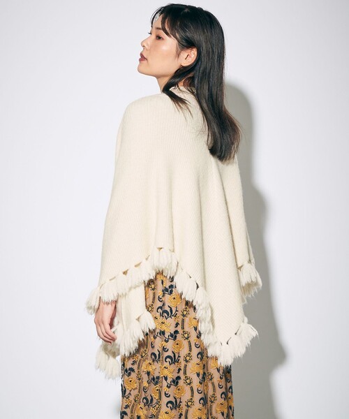 GRACE CONTINENTAL（グレースコンチネンタル）の「フリンジ畦ニットポンチョ（ポンチョ・レディース・グレー/キナリ・FREE）」の18枚目の写真