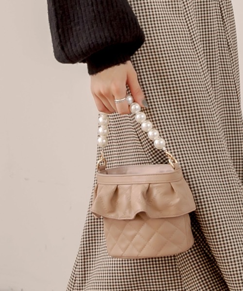 OLIVE des OLIVE(オリーブデオリーブ)の「パールハンドルフリルバッグ(ショルダーバッグ・レディース・ベージュ/オフホワイト・FREE)」の1枚目の写真