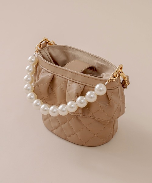 OLIVE des OLIVE(オリーブデオリーブ)の「パールハンドルフリルバッグ(ショルダーバッグ・レディース・ベージュ/オフホワイト・FREE)」の3枚目の写真
