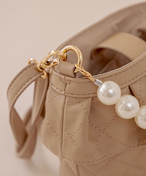OLIVE des OLIVE(オリーブデオリーブ)の「パールハンドルフリルバッグ(ショルダーバッグ・レディース・ベージュ/オフホワイト・FREE)」の11枚目の写真
