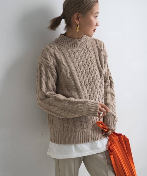 bohmal（ボマール）の「アラン柄モックネックニット（ニット/セーター・レディース・チャコールグレー/オフホワイト/サンドベージュ/オリーブ・FREE）」の4枚目の写真