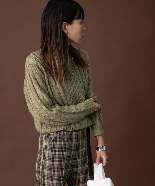 bohmal（ボマール）の「アラン柄モックネックニット（ニット/セーター・レディース・チャコールグレー/オフホワイト/サンドベージュ/オリーブ・FREE）」の11枚目の写真