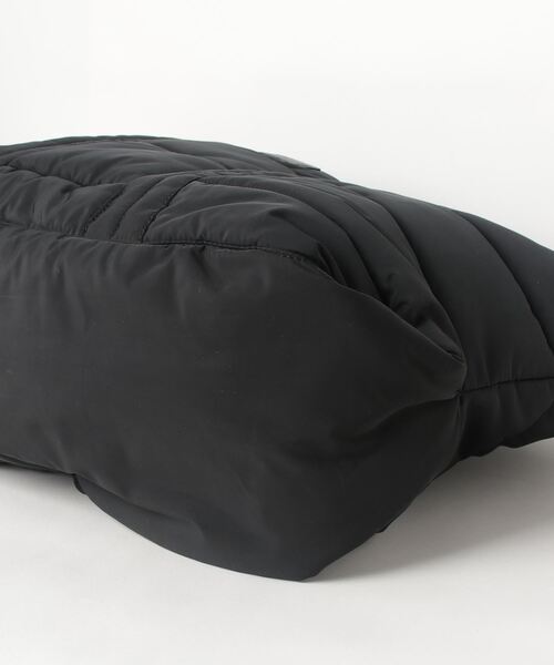 Banana Republic（バナナリパブリック）の「ラージ パファー トート（トートバッグ・メンズ・ブラック・ONE SIZE）」の5枚目の写真