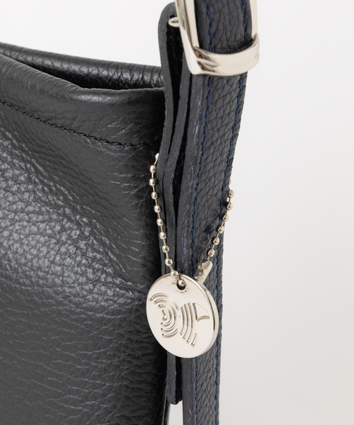 LAURA DI MAGGIO（ローラディマッジオ）の「【LAURA DI MAGGIO / ラウラ ディ マッジオ】ABAHOUSE別注 ミニ ショルダー 縦型サコッシュ バッグ（ショルダーバッグ・メンズ・ブラック/グレイッシュベージュ・フリー）」の7枚目の写真