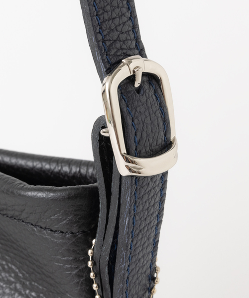 LAURA DI MAGGIO（ローラディマッジオ）の「【LAURA DI MAGGIO / ラウラ ディ マッジオ】ABAHOUSE別注 ミニ ショルダー 縦型サコッシュ バッグ（ショルダーバッグ・メンズ・ブラック/グレイッシュベージュ・フリー）」の8枚目の写真