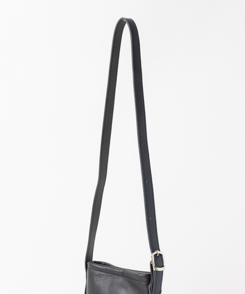 LAURA DI MAGGIO（ローラディマッジオ）の「【LAURA DI MAGGIO / ラウラ ディ マッジオ】ABAHOUSE別注 ミニ ショルダー 縦型サコッシュ バッグ（ショルダーバッグ・メンズ・ブラック/グレイッシュベージュ・フリー）」の9枚目の写真