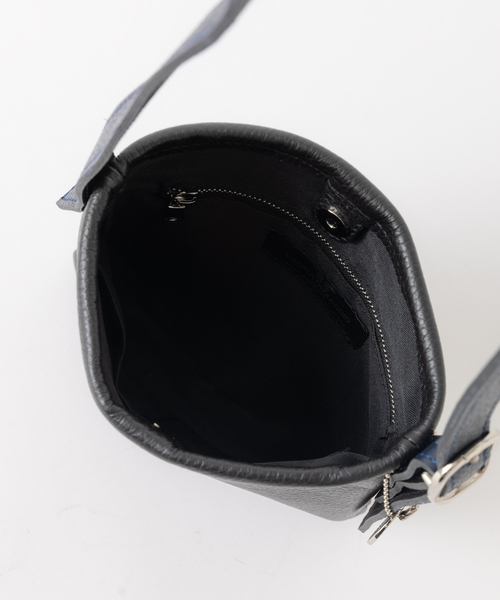 LAURA DI MAGGIO（ローラディマッジオ）の「【LAURA DI MAGGIO / ラウラ ディ マッジオ】ABAHOUSE別注 ミニ ショルダー 縦型サコッシュ バッグ（ショルダーバッグ・メンズ・ブラック/グレイッシュベージュ・フリー）」の12枚目の写真