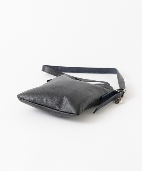 LAURA DI MAGGIO（ローラディマッジオ）の「【LAURA DI MAGGIO / ラウラ ディ マッジオ】ABAHOUSE別注 ミニ ショルダー 縦型サコッシュ バッグ（ショルダーバッグ・メンズ・ブラック/グレイッシュベージュ・フリー）」の14枚目の写真