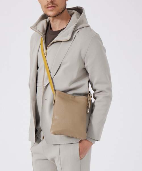 LAURA DI MAGGIO（ローラディマッジオ）の「【LAURA DI MAGGIO / ラウラ ディ マッジオ】ABAHOUSE別注 ミニ ショルダー 縦型サコッシュ バッグ（ショルダーバッグ・メンズ・ブラック/グレイッシュベージュ・フリー）」の19枚目の写真