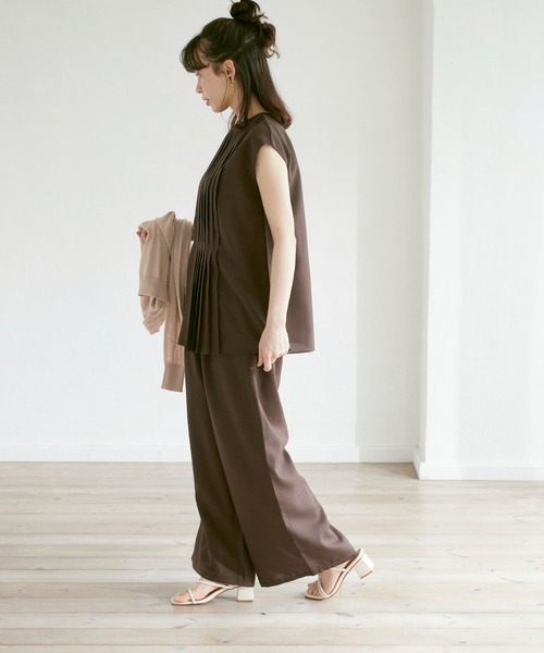 INED CLARO(イネドクラロ)の「リネンタッチノースリーブプリーツブラウス【セットアップ対応】(シャツ/ブラウス・レディース・ブラック/ブラウン/ブルー・フリー)」の4枚目の写真