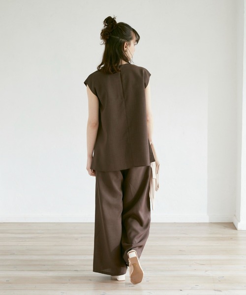 INED CLARO(イネドクラロ)の「リネンタッチノースリーブプリーツブラウス【セットアップ対応】(シャツ/ブラウス・レディース・ブラック/ブラウン/ブルー・フリー)」の6枚目の写真