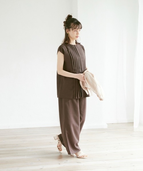 INED CLARO(イネドクラロ)の「リネンタッチノースリーブプリーツブラウス【セットアップ対応】(シャツ/ブラウス・レディース・ブラック/ブラウン/ブルー・フリー)」の10枚目の写真