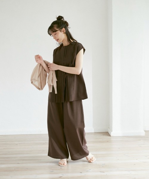 INED CLARO(イネドクラロ)の「リネンタッチノースリーブプリーツブラウス【セットアップ対応】(シャツ/ブラウス・レディース・ブラック/ブラウン/ブルー・フリー)」の13枚目の写真