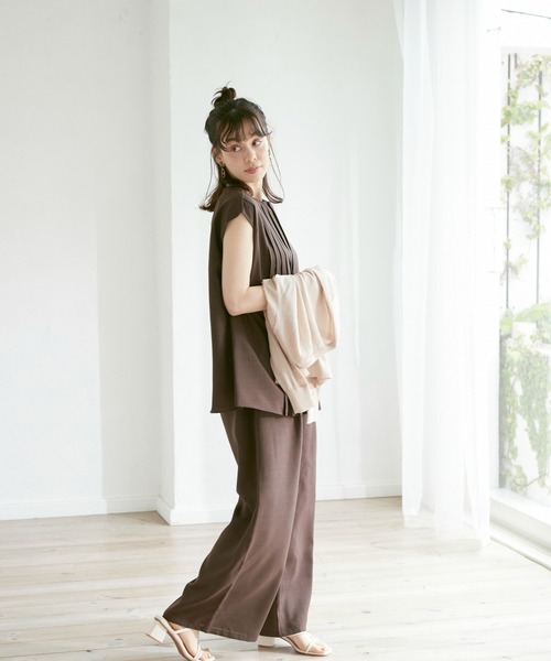 INED CLARO(イネドクラロ)の「リネンタッチノースリーブプリーツブラウス【セットアップ対応】(シャツ/ブラウス・レディース・ブラック/ブラウン/ブルー・フリー)」の16枚目の写真